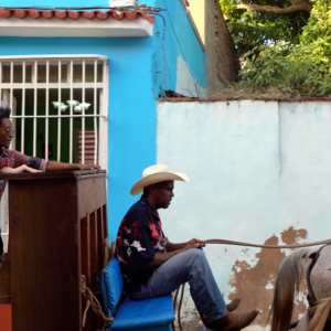 Stig Skovlind, Julio Cesar Jimenez, en hest og en cowboy under videoindspilingen til 'Jeg skal hilse fra Havana' i Trinidad/Cuba - februar 2020
