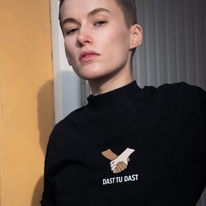 DAST TU DAST T-SHIRT - 

Limited edition håndtrykt organisk bomulds T-shirt.

Str.: XS-XXXL.
Pris: 250 kr.
Farver: Hvid og sort.

Kontakt os for bestilling.