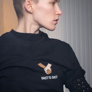 DAST TU DAST T-SHIRT - 

Limited edition håndtrykt organisk bomulds T-shirt.

Str.: XS-XXXL.
Pris: 250 kr.
Farver: Hvid og sort.

Kontakt os for bestilling.