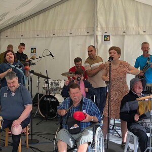 De Spillende Muldvarper på scenen til Bredegaard musikfestival 2025.