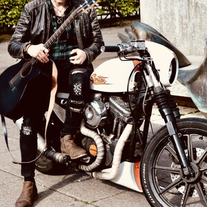 Music by Lars er singer- songwriter fra København, der spiller musik og fortæller historier med hjertet i hånden. Melankolsk guitarmusik med store følelser