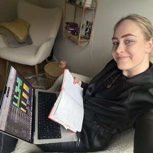 JEG ELSKER MINE FUTTER!
Når jeg skriver mine sange, sidder jeg oftes i denne stol. Der er udsigt til fjorden og lyden er tæt pakket som i en bunker. Logic frem og mine sangtekster📝🫀 