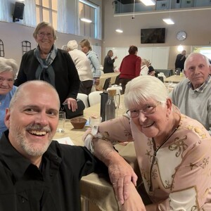 "Moster" og hendes slæng var nogle af de faste gæster i Asnæs forsamlingshus. Så vidt jeg ved er hun min ældste, nulevende fan, der fyldte 90 år i december 2025.