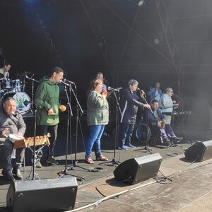 De Spillende Muldvarper på scenen til Sølund festival 2025.