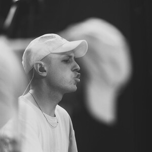 Marius Lyhne på trommer