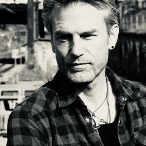 Music by Lars er singer- songwriter fra København, der spiller musik og fortæller historier med hjertet i hånden. Melankolsk guitarmusik med store følelser