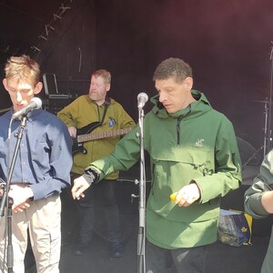 De Spillende Muldvarper på scenen til Sølund festival 2025.