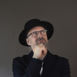 Ifm. udgivelsen af "Hvor går vi hen?" lavede jeg en lille privat fotosession hjemme i stuen, hvor bla. dette foto blev til coveret på selv samme single.