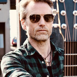 Music by Lars er singer- songwriter fra København, der spiller musik og fortæller historier med hjertet i hånden. Melankolsk guitarmusik med store følelser