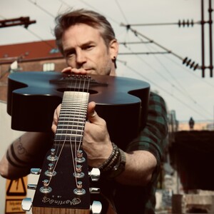 Music by Lars er singer- songwriter fra København, der spiller musik og fortæller historier med hjertet i hånden. Melankolsk guitarmusik med store følelser