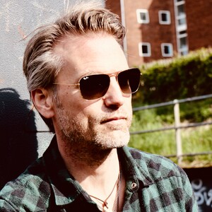 Music by Lars er singer- songwriter fra København, der spiller musik og fortæller historier med hjertet i hånden. Melankolsk guitarmusik med store følelser