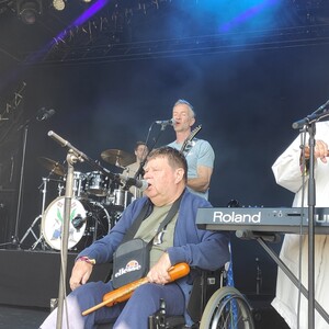 De Spillende Muldvarper på scenen til Sølund festival 2025.