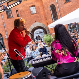 Stig Skovlinds Orkester spiller sommerkoncert for en fyldt Toldkammergård i Helsingør. Juni 2023 