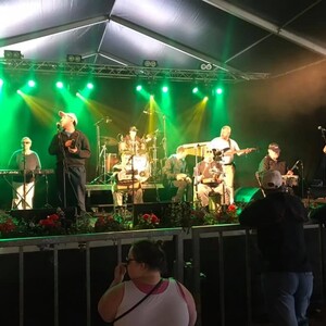 De Spillende Muldvarper på scenen. 