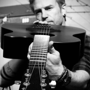 Music by Lars er singer- songwriter fra København, der spiller musik og fortæller historier med hjertet i hånden. Melankolsk guitarmusik med store følelser