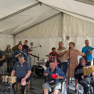 De Spillende Muldvarper på scenen til Bredegaard musikfestival 2025.