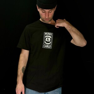 MUND DE CARLO T-SHIRT - 

Limited edition håndtrykt organisk bomulds T-shirt.

Str.: XS-XXXL.
Pris: 250 kr.
Farve: Sort.

Kontakt os for bestilling.