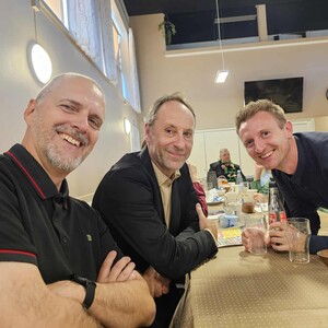 Optræden ved disse shows er ikke kun at møde fans. Det er i høj grad også at møde kolleger. Her hygger jeg med halvdelen af "Martini & Hjort" og Daniel Måneskin.