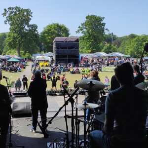 De Spillende Muldvarper på scenen til Sølund festival 2025.