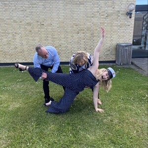 Det her er simpelthen det fedeste billede.
Planen var et elegant student-billede, hvor jeg bliver båret af mine forældre som en dronning… Det gik ikke helt efter planen👩‍🎓🥸