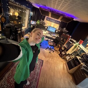 Det er her, min producer Lucas og jeg tager alle de tanker, følelser og ideer, der fylder, og prøver at give dem en form✨

Vi sidder midt i processen, hvor intet er perfekt, og alt kan ændre sig. Det er også her, musikkens budskab kommer til live🫆