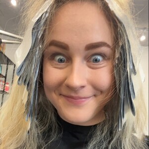 Troede du det var ægte?
… NEJ.
Jeg sidder på min følelsesløse røv i 5 timer for at få lavet den fine franske farve Frisure  der hedder #balayage 🇫🇷 
Eller som mor udtaler det "Balalage"🫶